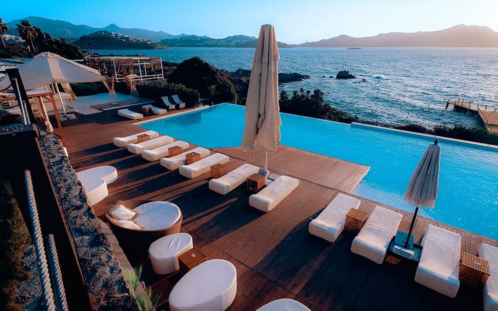 Pool & Beach